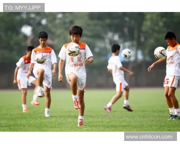 张秀英亲自传授足球技巧与心得体会助你提升球技的秘密分享